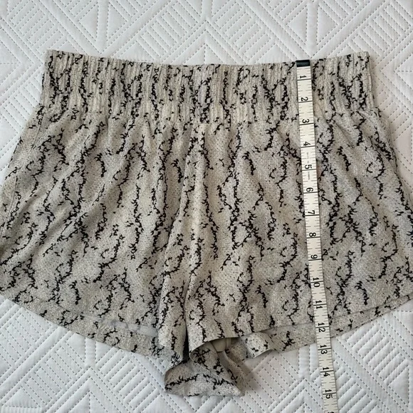 Varley Kallin Running Shorts Snake Print Size S - Picture 6 of 10
